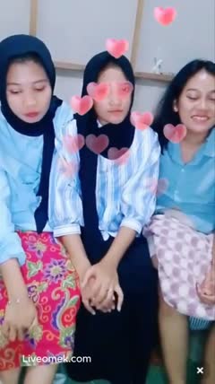 Tiga santriwati disentil satu2 pentil susunya.mp4